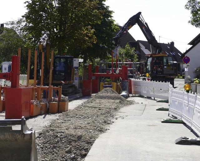 In der Tullastrae in Burkheim werden derzeit Druckrohrleitungen verlegt.   | Foto: Thomas Rhenisch