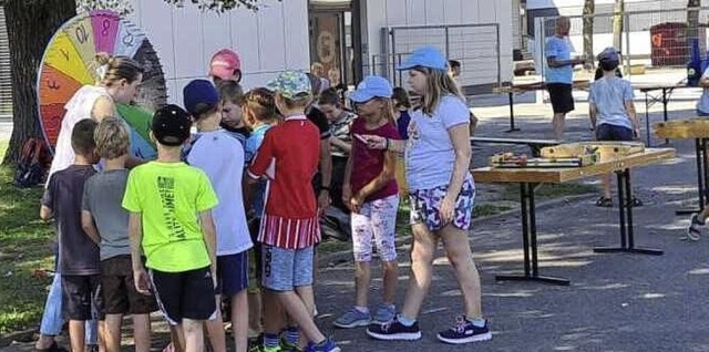 Bei der Abschlussveranstaltung hatten die Kinder viel Spa am Glcksrad.  | Foto: Stadt Herbolzheim