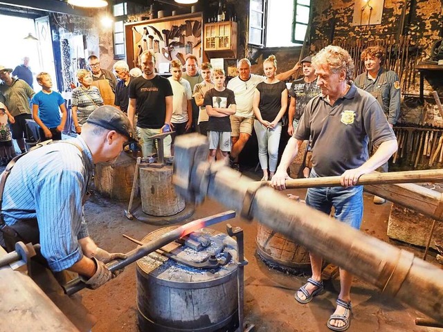 Eisenschmieden auf dem Hammerwerk der Schmiede im hinteren Bleichtal  | Foto: Michael Haberer