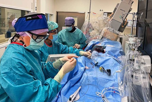 Auch ein Kardiologe aus Japan, Masahis...e) operiert aktuell in Lahr Patienten.  | Foto: Kambis Mashayekhi