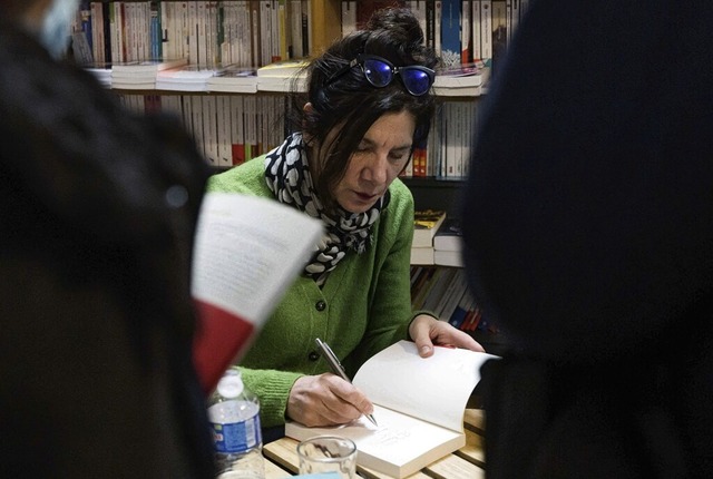 Brigitte Giraud beim Signieren ihres preisgekrnten Buchs.  | Foto: IMAGO/Villette Pierrick/ABACA