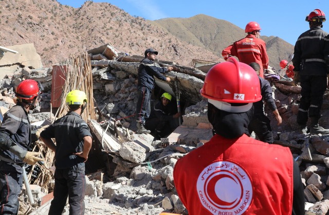 Rettungskrfte suchen im marokkanische...n Trmmern nach Opfern  des Erdbebens.  | Foto: Khaled Nasraoui (dpa)