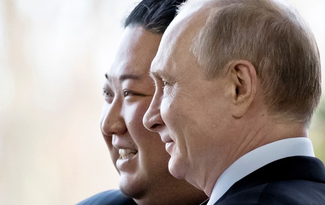 Zwei, die sich verstehen: Kim Jong-un ...m Treffen in Wladiwostok im Jahr 2019.  | Foto: ALEXANDER ZEMLIANICHENKO (AFP)