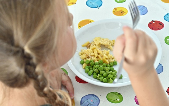 Ksesptzle gab es am Montag in der Em...oma-Grundschule in Freiburg zu essen.   | Foto: Michael Bamberger