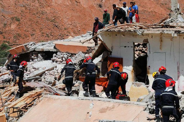 Immer noch versuchen viele Einsatzkrfte, Verschttete zu finden.  | Foto: Khaled Nasraoui (dpa)