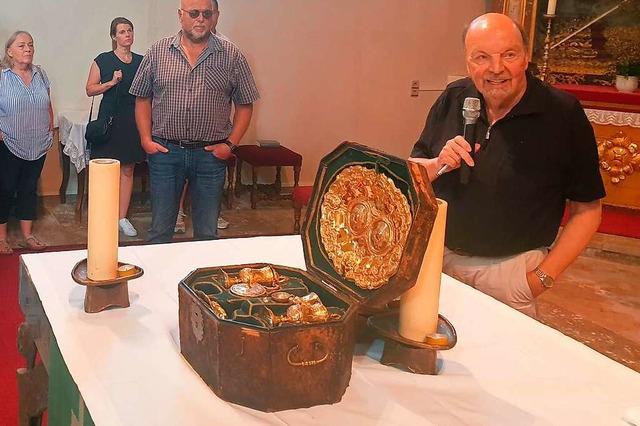 Hans-Otto Mhleisen zeigt ein Reisegeschirr.  | Foto: Sonja Niederer