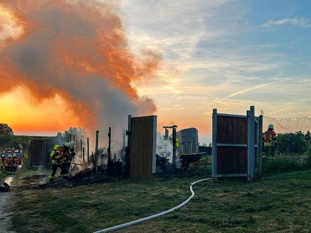 Die Feuerwehr konnte die Htte nicht mehr retten.  | Foto: Fabian Geier (Einsatzreport 24)