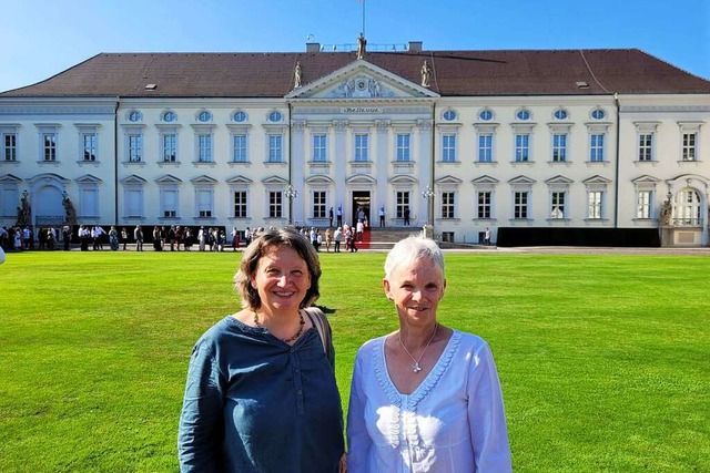 Carmen Strzel (links) und Vorstandsko...Schloss Bellevue kurz vor dem Einlass.  | Foto: Lesewelt Ortenau