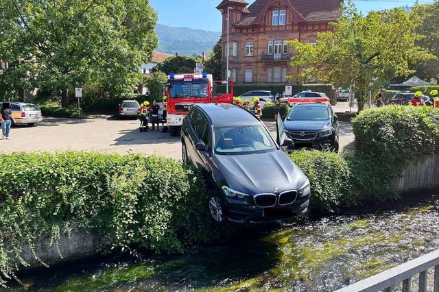 Gerade noch auf dem Trockenen gebliebe...ses Auto am Gewerbekanal in Waldkirch.  | Foto: FFW Waldkirch