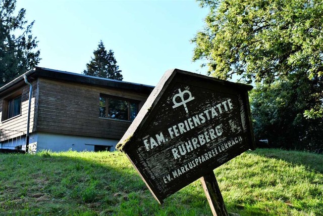 Noch stehen Gebude auf dem Rhrberg. ...r die Neubauten der SAK-Ferienanlage.  | Foto: Heinz und Monika Vollmar