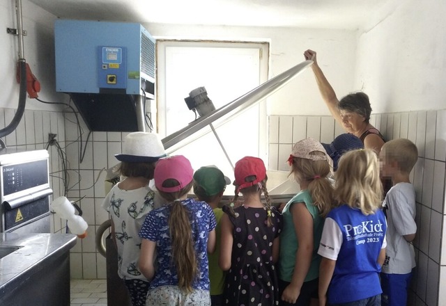 In der Milchkche durften die Kinder einen Blick in den  Milchkessel werfen.  | Foto: koloische Liste Gutach