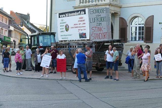Bürgerinitiative protestiert lautstark vor dem Rathaus in Bonndorf