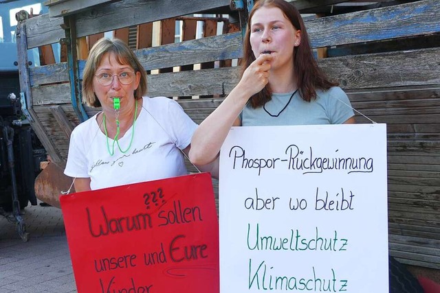 Protest mit Pfeife und Plakat  | Foto: Verena Pichler