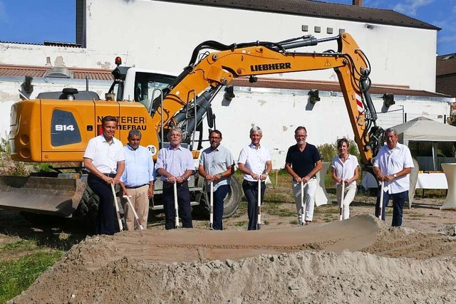 Gemeinderte, Brgermeister, Planer so...aufener Bauprojekt offiziell beginnen.  | Foto: Frank Schoch