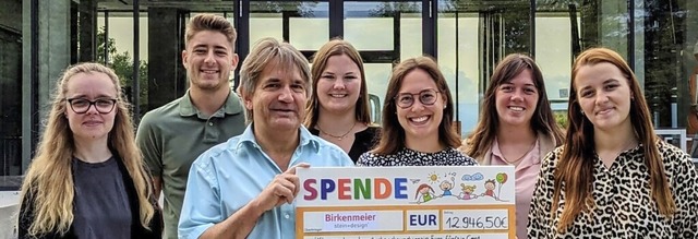 Die Auszubildenden  berreichen Spende...arie Klausmann und  Anna-Lena Nbling.  | Foto: Birkenmeier Stein und Design