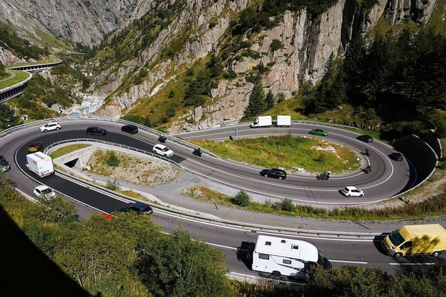 Wegen der Sperrung der Gotthard-Tunnel...kehr auf dem Gotthard-Pass zugenommen.  | Foto: IMAGO/Manuel Geisser