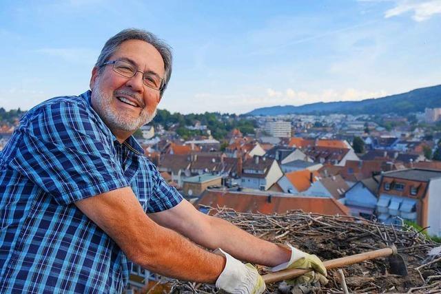 So reinigt Wolfgang Hoffmann das Storchennest auf dem Lahrer Storchenturm