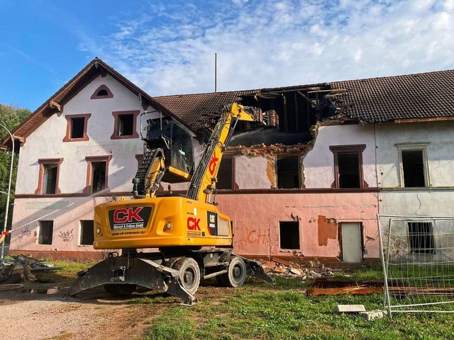 Der Bagger greift mit seiner Schaufel ...algeschtzte Gebude des Kreuz&#8217;.  | Foto: Annemarie Rsch