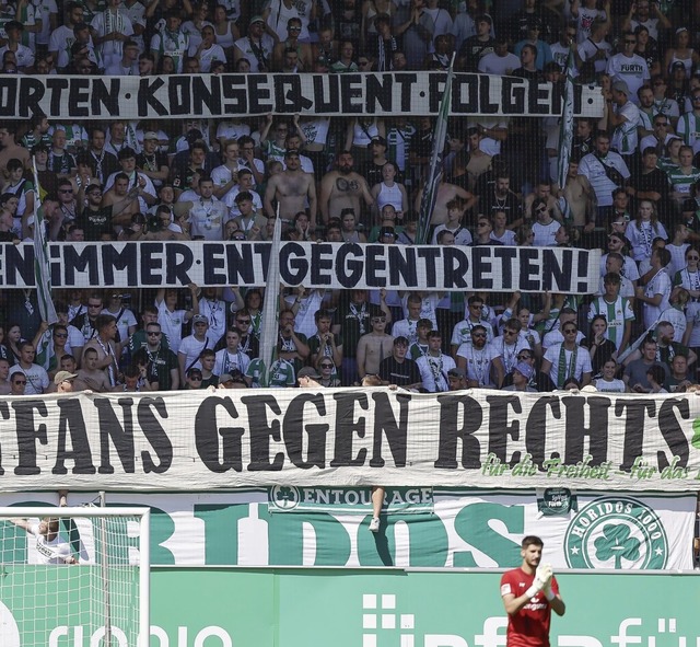 Fuballfans protestieren gegen Rassismus &#8211; hier in Frth.  | Foto: Daniel Lb (dpa)