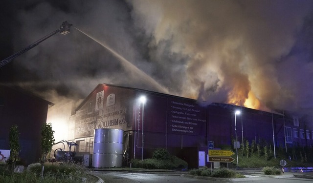 Die Feuerwehr bekmpfte in der Nacht d...r im Gebude der Winzergenossenschaft.  | Foto: Volker Mnch