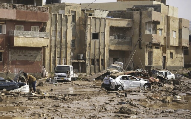 Autos, Trmmer und Schlamm in der libyschen Stadt Derna  | Foto: - (dpa)