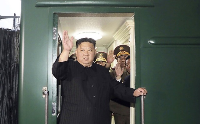 Kim Jong Un vor der Abfahrt seines Zuges  | Foto: - (dpa)