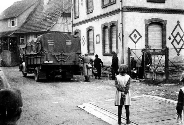 Das Foto zeigt die Deportation der Fam...r weien Mtze ist Kurt Salomon Maier.  | Foto: Frderverein Ehemalige Synagoge Kippenheim