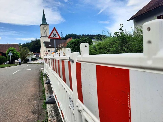 Von den Bahngleisen bis zur Kirche ist...Jahr soll der Dorfbach saniert werden.  | Foto: Erika Bader