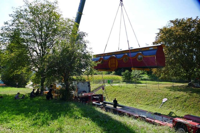 Mit einem Kran wurde der rund zehn Ton...Hobbitwagen auf seinen Platz gehoben.   | Foto: Louisa Krieg