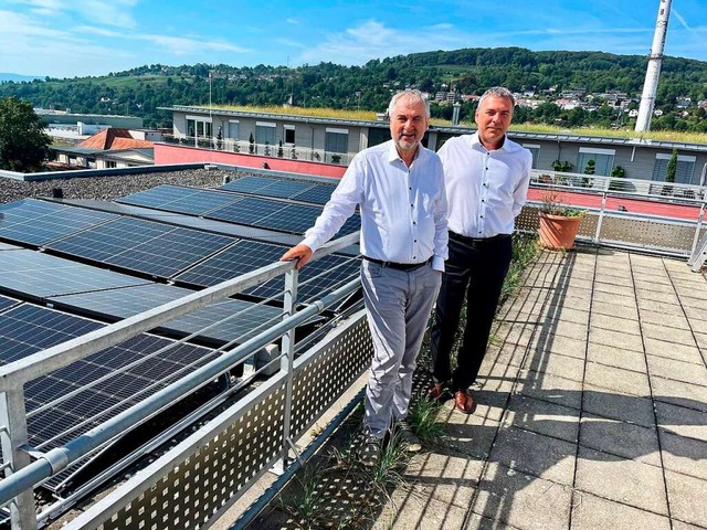 Die Geschftsfhrer Martin Strittmatte...ach mit der neuen  Photovoltaik-Anlage  | Foto: Barbara Ruda