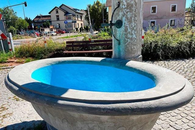 In Schopfheim erstrahlt ein restaurierter Brunnen in leuchtendem Blau