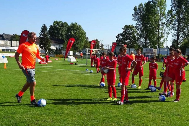 Ex-Profi und Fuball-Weltmeister Guido...heim mit den Kindern und Jugendlichen.  | Foto: Alexander Steinmeier