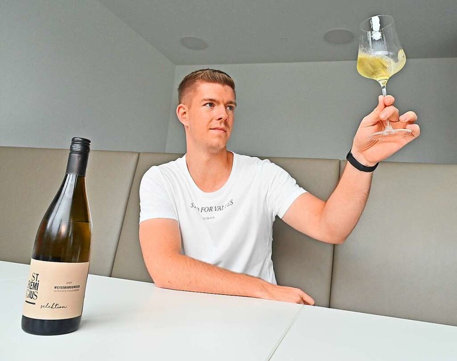Jannik Moog verkostet einen Weiburgun...erstuhl &#8211; seiner Lieblingsregion  | Foto: Michael Bamberger