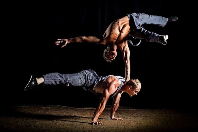 Das ukrainische Duo SHCHERBAK-POPOV ze...akrobatik mit Kraft, Tempo und Charme.  | Foto: Pit Buehler