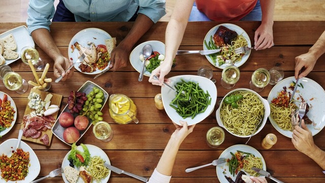 Ein gutes Essen fr gnstiges Geld in Gemeinschaft bietet die Vesperkirche.  | Foto: Syda Productions (stock.adobe.com)