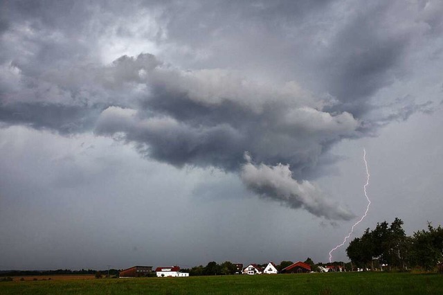 Eine Gewitterzelle nhert sich im Augu...-Wrttembergs mit Starkegen und Hagel.  | Foto: Alexander Wolf (dpa)