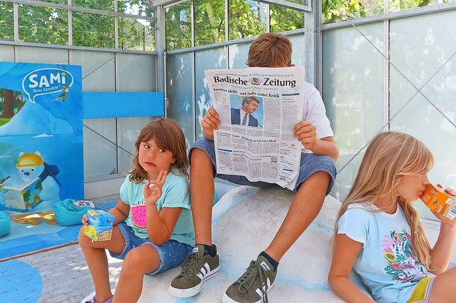 Lesepause mit Badischer Zeitung: Johanna, Samuel und Clara  | Foto: Alexander Badura