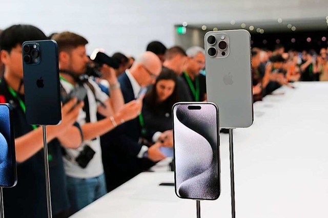 Das neue iPhone 15 Pro wurde in Cupertino vorgestellt.  | Foto: Christoph Dernbach (dpa)