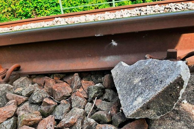 Dieses Betonteil lag Ende August auf den Gleisen in Lrrach.  | Foto: Bundespolizei Weil am Rhein