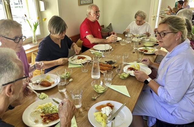 Familir geht es beim gemeinsamen Mittagessen zu.   | Foto: Barbara Ruda