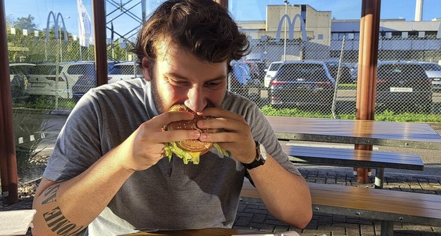 Reporter Moritz Stein testet Fastfood ...talstrae in Lrrach in einen Burger.   | Foto: Viktoria Bumle