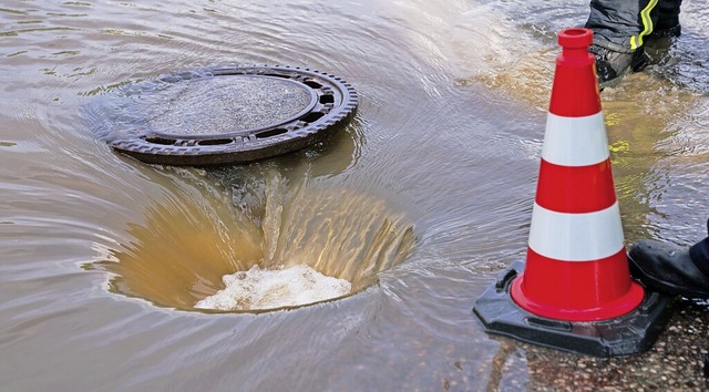 Erst Trockenheit, dann berflutung: Du... Klimawandel nehmen Wetterextreme zu.   | Foto: Nicolas Armer (dpa)