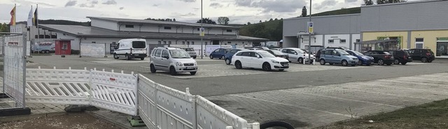 Auf Auggens Netto-Parkplatz gibt es da...dachung bald nur noch Schattenparker.   | Foto: Jutta Schtz