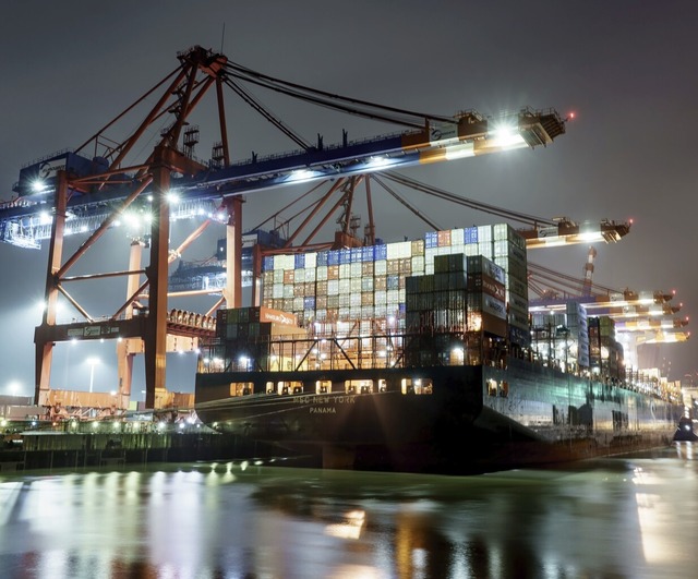 Hamburg ist der grte Containerhafen Deutschlands und der drittgrte Europas.  | Foto: Axel Heimken (dpa)