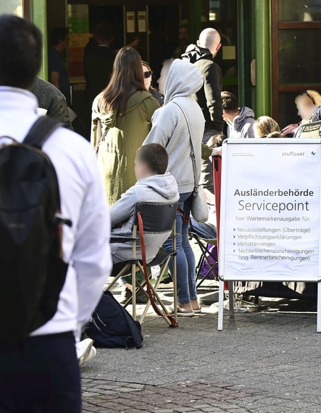 Schlangestehen fr Dokumente vor der Auslnderbehrde  in Stuttgart.  | Foto: Bernd Weibrod (dpa)