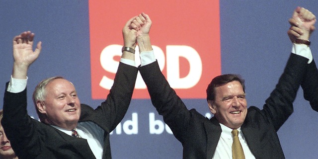 Oskar Lafontaine (l.) und Gerhard Schrder kurz vor der Wahl 1998 in Berlin.  | Foto: Peer Grimm (dpa)