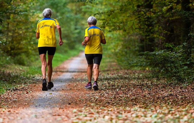 Um im Alter fit zu bleiben, braucht es...rn auch soziale Kontakte (Symbolfoto).  | Foto: Sebastian Gollnow