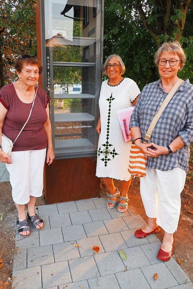 Dora Schrder, Genevieve Girard und Si...haub (von links) vor dem Bcherschrank  | Foto: Herbert Frey