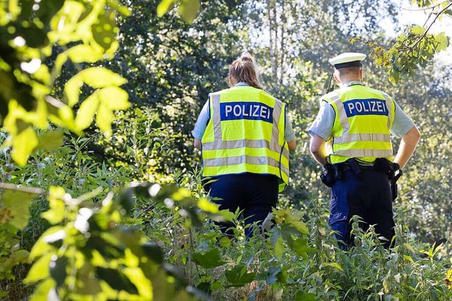 Polizisten sichern einen mglichen Tat... an Bahnanlagen in Hamburg bernommen.  | Foto: Bodo Marks (dpa)