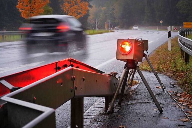 Weil er ein mobiles Blitzgert (Symbol...Taxifahrer in Emmendingen vor Gericht.  | Foto: David-Wolfgang Ebener (dpa)